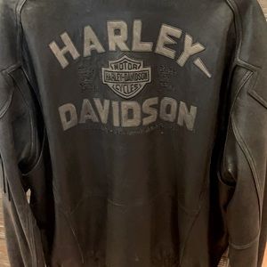 Men’s XL Harley-Davidson leather jacket.